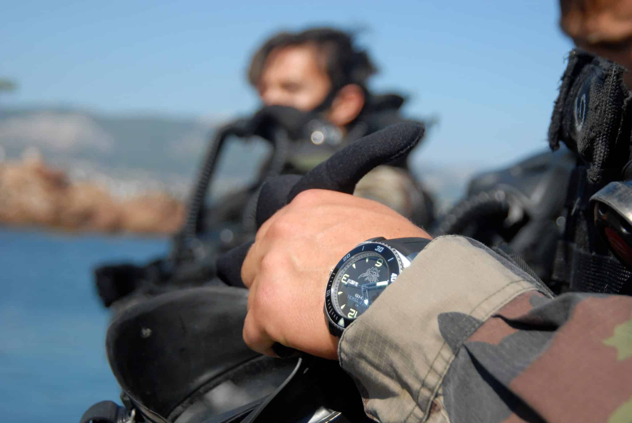 Opérateur du commando Hubert avec une montre militaire RALF TECH au poignet