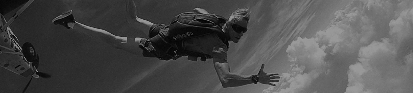 Parachutiste en chute libre portant une montre RALF TECH