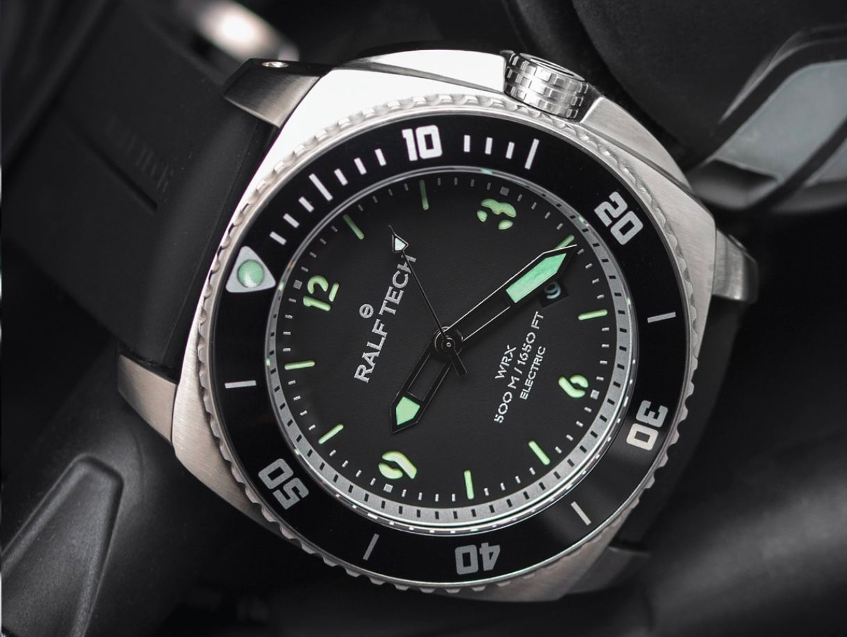 Luminescence verte des aiguilles et index d’une montre RALF TECH WRX